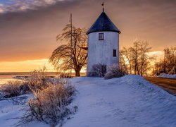 Wiatrak w kanadyjskiej gminie Grondines zimową porą