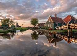 Holandia, Skansen Zaanse Schans, Miejscowość Zaandam, Rzeka, Kanał, Most, Wiatraki, Domy, Chmury