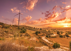 Wiatraki na wzgórzu o zachodzie słońca na Cyprze