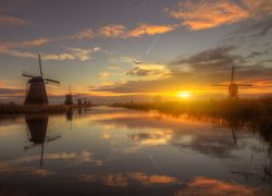 Rzeka, Wiatraki, Wschód słońca, Chmury, Wieś Kinderdijk, Holandia