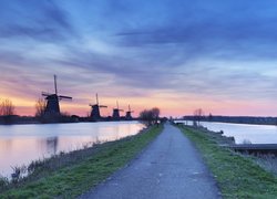 Wiatraki nad rzeką we wsi Kinderdijk