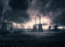 Wiatraki w holenderskiej wsi Kinderdijk na tle ciemnych chmur