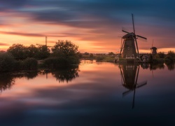 Wiatraki w holenderskiej wsi Kinderdijk o zachodzie słońca