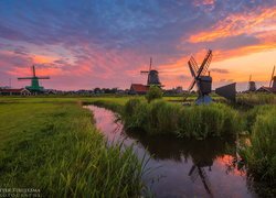 Rzeka, Trawa, Wiatraki, Zachód słońca, Skansen Zaanse Schans, Zaandam, Holandia