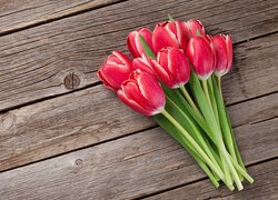 Wiązanka czerwonych tulipanów na deskach