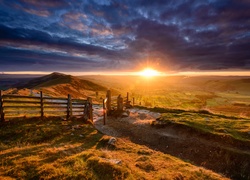 Anglia, Hrabstwo Derbyshire, Park Narodowy Peak District, Wzgórza, Wschód słońca, Chmury