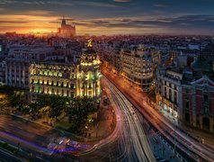 Widok na biurowiec Metrópolis u zbiegu ulic Calle Alcalá i Gran Vía