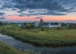 Widok na cerkwie i rzekę Kamienka w Suzdalu