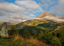 Widok na chmury nad górą