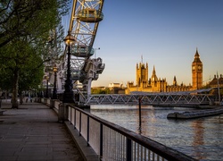 Widok na diabelski młyn London Eye i Pałac Westminsterski nad Tamizą