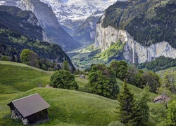 Widok na dolinę Lauterbrunnental w Alpach Berneńskich w Szwajcarii