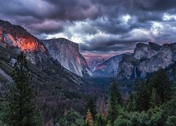 Park Narodowy Yosemite, Dolina Yosemite Valley, Stan Kalifornia, Stany Zjednoczone, Góry, Chmury, Świerki