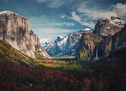 Widok na dolinę Yosemite Valley w Parku Narodowym Yosemite w Kalifornii