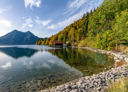 Widok na domek nad górskim jeziorem