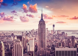 Widok na Empire State Building i wieżowce w Nowym Jorku