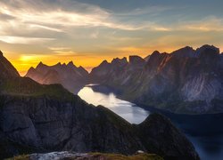 Norwegia, Lofoty, Fiord Kirkefjorden, Wyspa Moskenesøya, Góry, Jezioro, Wschód słońca
