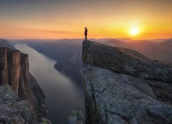 Norwegia, Gmina Forsand, Fiord Lysefjorden, Skały, Kobieta, Zachód słońca