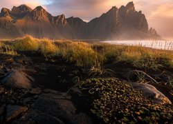 Wschód słońca, Góra, Vestrahorn, Islandia, Morze, Skały, Kamienie, Trawa