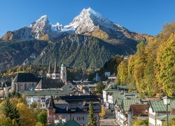 Widok na górę Watzmann i miejscowość Berchtesgaden w Bawarii