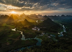 Chiny, Region Kuangsi, Rzeka Gui Jiang, Li River, Promienie słońca, Góry Maoer Shan