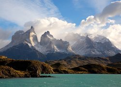 Chile, Patagonia, Park Narodowy Torres Del Paine, Roślinność, Jezioro Pehoé, Góry Cordillera del Paine, Brzeg, Chmury
