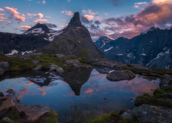 Widok na góry i jezioro w norweskiej dolinie Romsdalen