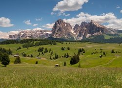 Płaskowyż Seiser Alm, Dolina Val Gardena, Góry Sassolungo, Dolomity, Domy, Drzewa, Chmury, Włochy