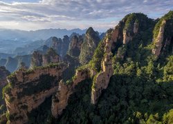 Widok na góry Wuling Shan w rezerwacie przyrody Wulingyuan