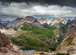 Widok na jeziora i dolinę w Dolomitach