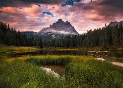 Jezioro, Antorno Lake, Góry Dolomity, Masyw Tre Cime di Lavaredo, Drzewa, Chmury, Prowincja Belluno, Włochy