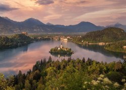 Słowenia, Wyspa Blejski Otok, Góry Alpy Julijskie, Jezioro Bled, Chmury, Drzewa