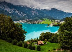 Szwajcaria, Kanton Berno, Brienz, Góry, Alpy Berneńskie, Jezioro Brienzersee, Domy, Las, Drzewa, Chmury