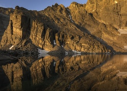 Widok na jezioro Chasm Lake w Parku Narodowym Gór Skalistych