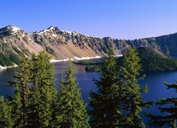 Widok na Jezioro Kraterowe w Oregonie z Wyspą Czarodzieja