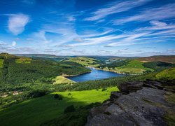 Anglia, Hrabstwo Derbyshire, Park Narodowy Peak District, Dolina Upper Derwent Valley, Jezioro Ladybower Reservoir, Wzgórza, Lasy