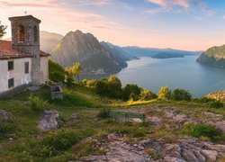 Góry, Jezioro, Iseo Lake, Ławka, Dom, Drzewa, Solto Collina, Lombardia, Włochy