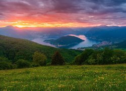 Widok na Jezioro Lake Iseo i Dolinę Val Camonica w Alpach Lombardzkich