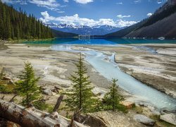 Widok na jezioro Lake Louise z hotelem Chateau Lake Louise w tle