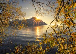 Widok na jezioro Ohau Lake i góry w Nowej Zelandii