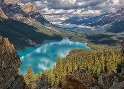Góry, Jezioro, Peyto Lake, Skały, Las, Drzewa, Chmury, Park Narodowy Banff, Prowincja Alberta, Kanada