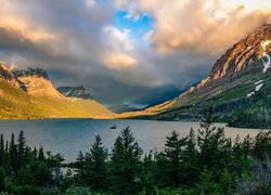 Góry, Jezioro, Saint Mary Lake, Drzewa, Chmury, Park Narodowy Glacier, Kanada