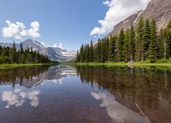 Widok na jezioro Swiftcurrent Lake i góry