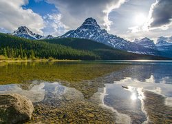 Widok na jezioro Waterfowl Lake i szczyt Mount Chephren w Kanadzie