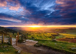 Anglia, Hrabstwo Derbyshire, Park Narodowy Peak District, Wzgórza, Łąki, Pola, Dolina, Zachód słońca, Płot, Droga