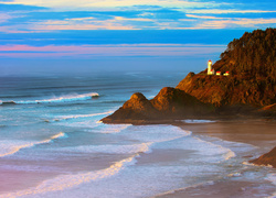 Widok na latarnię morską Heceta Head w Oregonie nad Oceanem Spokojnym