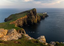 Szkocja, Wyspa, Skye, Skały, Klif, Rośliny, Latarnia morska, Morze, Zachód słońca