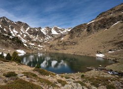 Andora, Pireneje, Tristaina Lake, Jezioro, Drzewa, Ośnieżone, Góry, Niebo