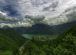 Widok na miasto Gmunden nad jeziorem Traunsee w Austrii