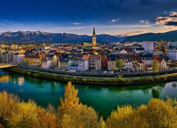 Widok na miasto Villach nad rzeką Drawą w Austrii