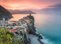 Włochy, Morze Liguryjskie, Vernazza, Skały, Zatoka, Zachód słońca, Domy, Góry, Roślinność